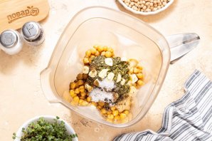 Хумус с соусом песто Хумус с соусом песто