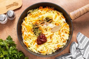 Капуста тушеная с луком Капуста тушеная с луком