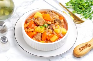 Мясо с консервированной фасолью