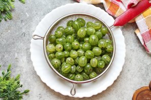 Наливка из крыжовника и чёрной смородины Наливка из крыжовника и чёрной смородины
