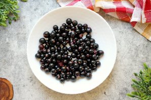 Наливка из крыжовника и чёрной смородины Наливка из крыжовника и чёрной смородины