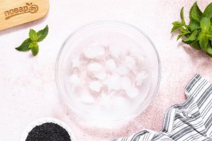 Панна котта с черным кунжутом