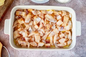 Рыба с картофелем, запеченные под майонезом Рыба с картофелем, запеченные под майонезом