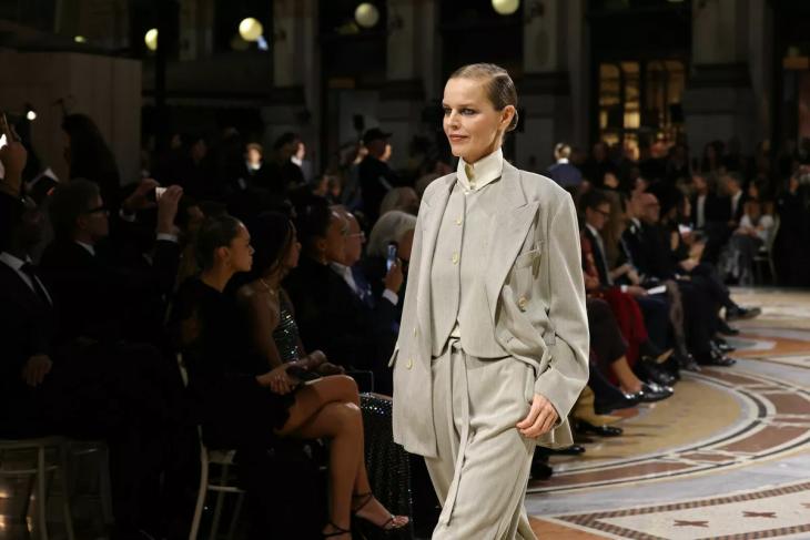 
                Дженнифер Лопес, Донаталла Версаче, Дакота Джонсон: гости шоу Vogue World: Milano            