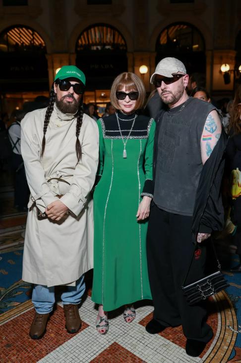 
                Дженнифер Лопес, Донаталла Версаче, Дакота Джонсон: гости шоу Vogue World: Milano            