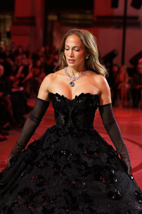 
                Дженнифер Лопес, Донаталла Версаче, Дакота Джонсон: гости шоу Vogue World: Milano            
