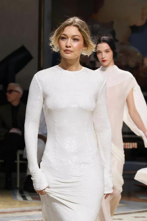 
                Дженнифер Лопес, Донаталла Версаче, Дакота Джонсон: гости шоу Vogue World: Milano            