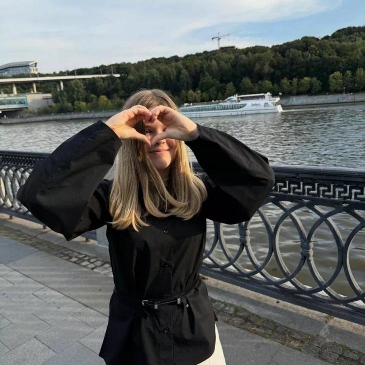 Елена Подкаминская проводила дочерей Полину и Еву в школу
Елена Подкаминская проводила дочерей Полину и Еву в школу