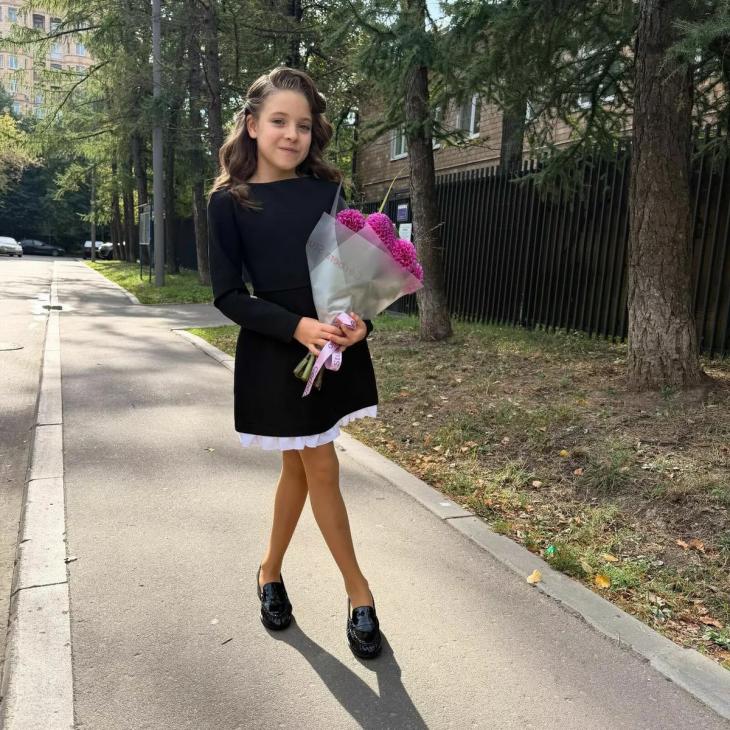 Елена Подкаминская проводила дочерей Полину и Еву в школу
Елена Подкаминская проводила дочерей Полину и Еву в школу