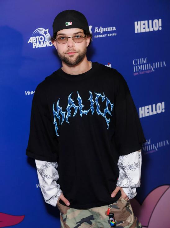 
                Владимир Канухин, Тося Чайкина, Анастасия Меськова с мужем Михаилом Вайсбергом и другие звезды: HELLO! провёл закрытый показ шоу &laquo;Сны Пушкина&raquo;            