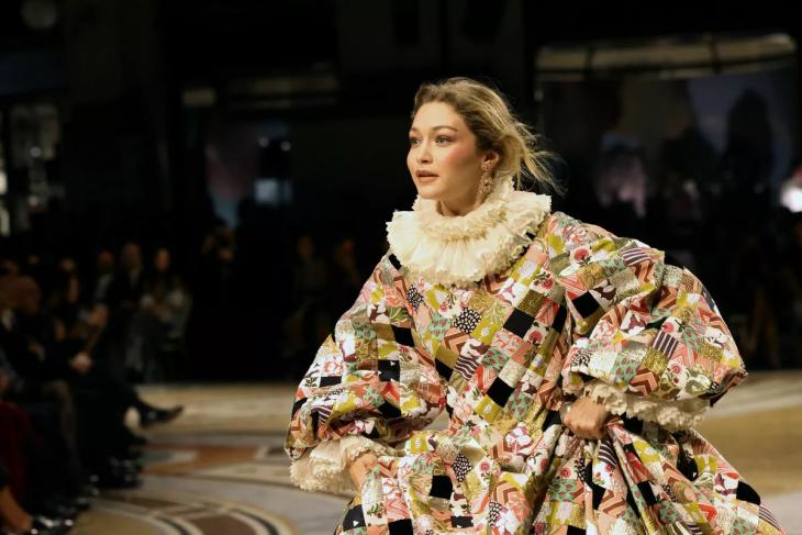
                Дженнифер Лопес, Донаталла Версаче, Дакота Джонсон: гости шоу Vogue World: Milano            