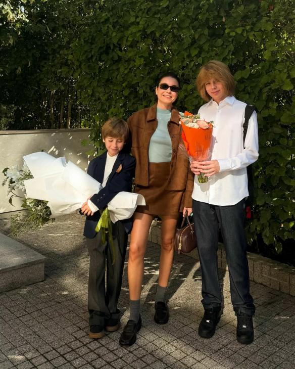 
                Лазарев, Кулецкая, Самойлова, Подольская и Пресняков: счастливые родители ведут детей в школу &mdash; часть 2            