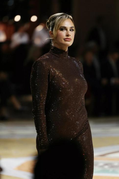 
                Дженнифер Лопес, Донаталла Версаче, Дакота Джонсон: гости шоу Vogue World: Milano            