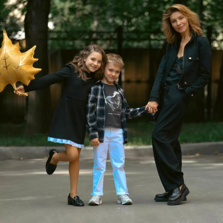 Елена Подкаминская проводила дочерей Полину и Еву в школу
Елена Подкаминская проводила дочерей Полину и Еву в школу