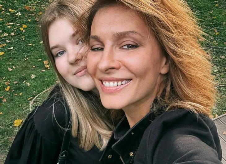 Елена Подкаминская проводила дочерей Полину и Еву в школу
Елена Подкаминская проводила дочерей Полину и Еву в школу