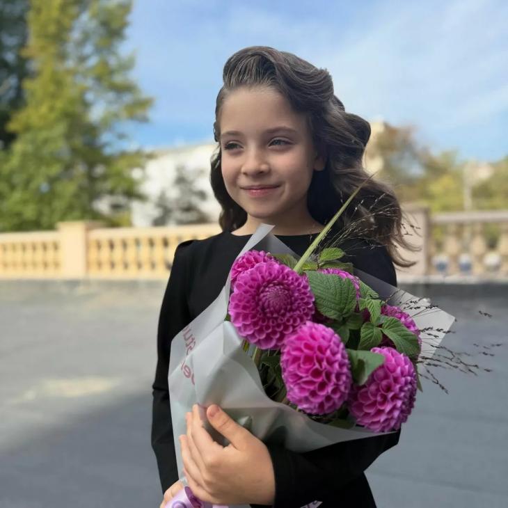 Елена Подкаминская проводила дочерей Полину и Еву в школу
Елена Подкаминская проводила дочерей Полину и Еву в школу