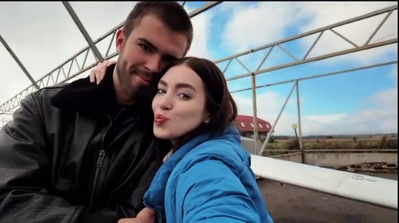 Лиза Субботина подарила своему мужу управление самолетом
