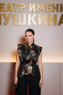 Исакова, Хабенский, Зудина и пришедшая поддержать мужа Боярская: премьера «Оперы нищих» с Матвеевым и Урсуляк в главной роли Исакова, Хабенский, Зудина и пришедшая поддержать мужа Боярская: премьера «Оперы нищих» с Матвеевым и Урсуляк в главной роли