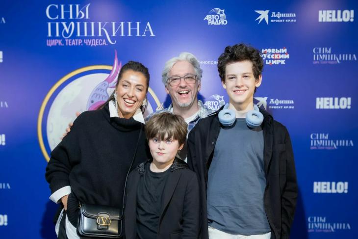 
                Владимир Канухин, Тося Чайкина, Анастасия Меськова с мужем Михаилом Вайсбергом и другие звезды: HELLO! провёл закрытый показ шоу &laquo;Сны Пушкина&raquo;            