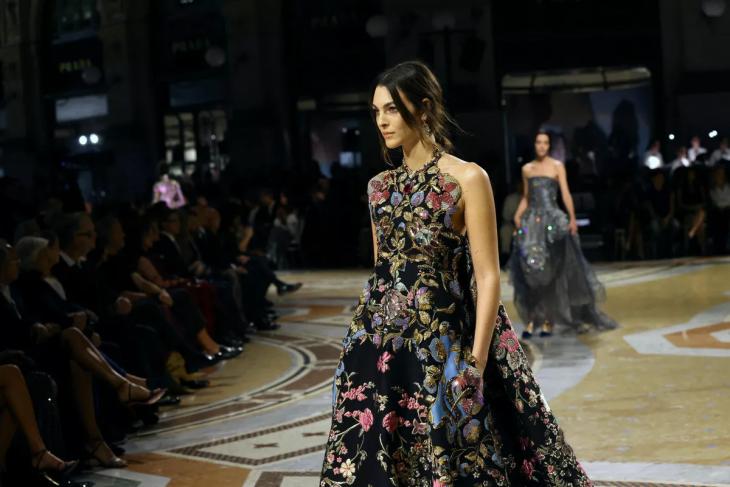 
                Дженнифер Лопес, Донаталла Версаче, Дакота Джонсон: гости шоу Vogue World: Milano            