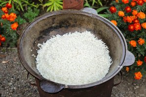 Плов в казане на костре Плов в казане на костре