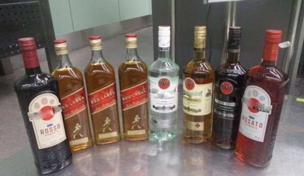 Российскому туристу грозит штраф за 8 литров алкоголя из duty free Российскому туристу грозит штраф за 8 литров алкоголя из duty free