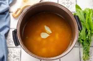 Щи из щавеля в мультиварке