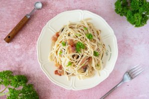Спагетти с беконом и грибами