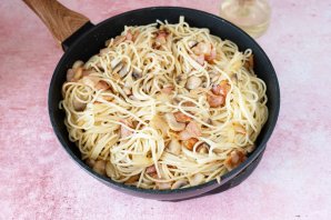 Спагетти с беконом и грибами