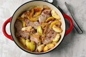 Свинина с яблоками и луком Свинина с яблоками и луком