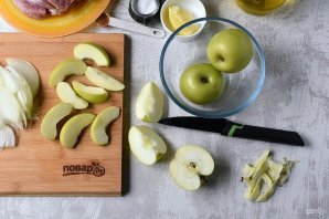 Свинина с яблоками и луком Свинина с яблоками и луком