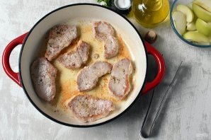 Свинина с яблоками и луком Свинина с яблоками и луком