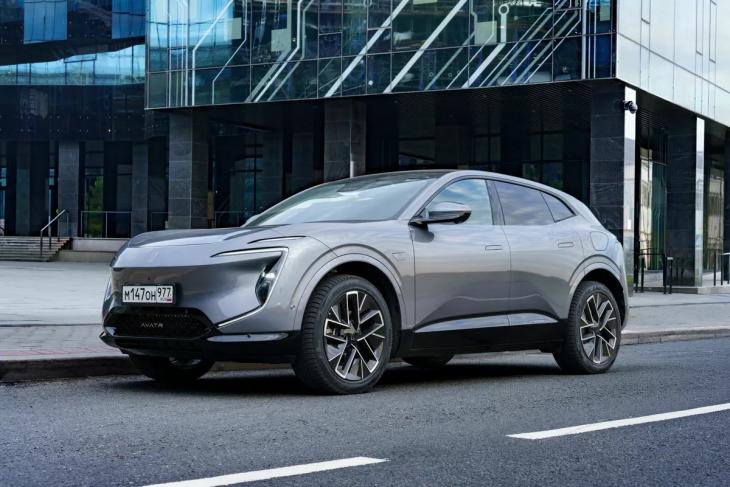 
                Кроссоверы Tenet, Avatr, Changan, Voyah, Jeland и Volga, хэтчбек Geely &mdash; главные события в мире авто            