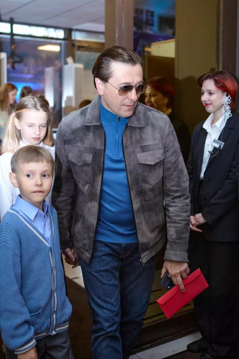 Сергей Безруков с детьми, Денис Шведов, Ева Смирнова и другие знаменитости на премьере мюзикла «Аленький цветочек» в Москве
Сергей Безруков с детьми, Денис Шведов, Ева Смирнова и другие знаменитости на премьере мюзикла «Аленький цветочек» в Москве