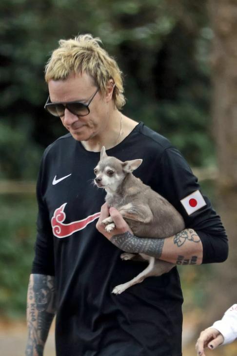 Лидер The Prodigy Лиам Хоулетт с женой Натали Эпплтон попали в объективы папарацци на редком семейном выходе
Лидер The Prodigy Лиам Хоулетт с женой Натали Эпплтон попали в объективы папарацци на редком семейном выходе