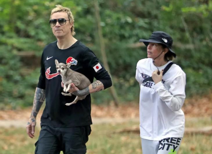 Лидер The Prodigy Лиам Хоулетт с женой Натали Эпплтон попали в объективы папарацци на редком семейном выходе
Лидер The Prodigy Лиам Хоулетт с женой Натали Эпплтон попали в объективы папарацци на редком семейном выходе