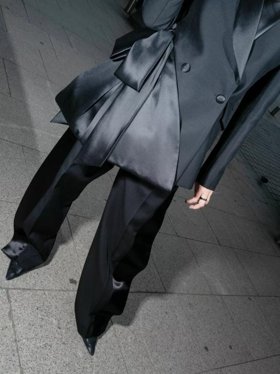 «Простой, да не простой»: Ксения Собчак в total-black на ужине Dior в Париже
«Простой, да не простой»: Ксения Собчак в total-black на ужине Dior в Париже