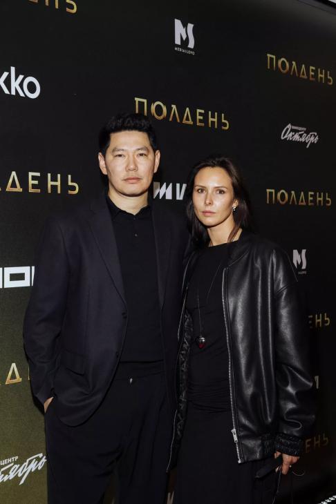 Юрий Колокольников, Юлия Снигирь, Максим Матвеев на светской премьере сериала «Полдень»
Юрий Колокольников, Юлия Снигирь, Максим Матвеев на светской премьере сериала «Полдень»