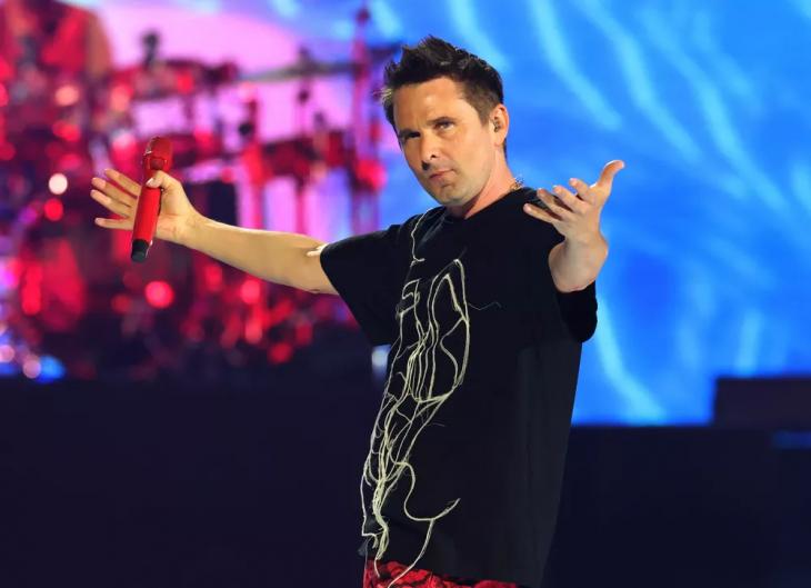 Фронтмен группы Muse Мэтт Беллами представил новую девушку на фоне развода с женой
Фронтмен группы Muse Мэтт Беллами представил новую девушку на фоне развода с женой