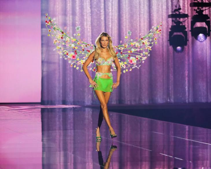 
                Белла Хадид открыла шоу Victoria&rsquo;s Secret 2026 в образе лесной нимфы            