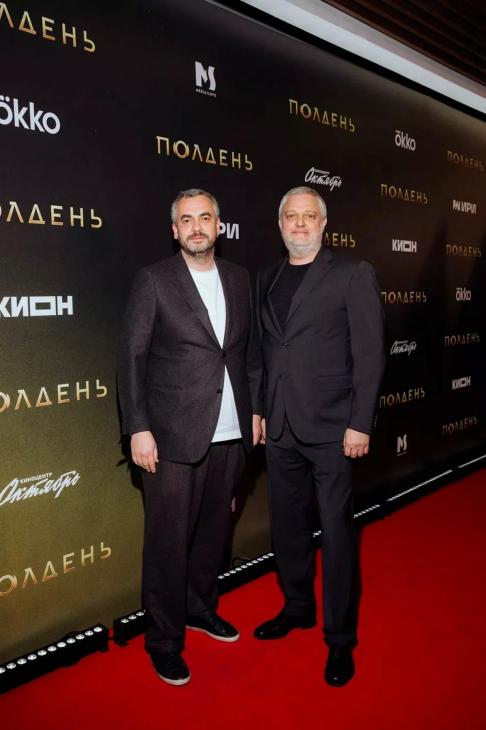 Юрий Колокольников, Юлия Снигирь, Максим Матвеев на светской премьере сериала «Полдень»
Юрий Колокольников, Юлия Снигирь, Максим Матвеев на светской премьере сериала «Полдень»