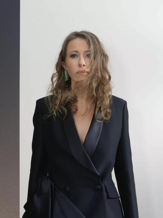 «Простой, да не простой»: Ксения Собчак в total-black на ужине Dior в Париже
«Простой, да не простой»: Ксения Собчак в total-black на ужине Dior в Париже