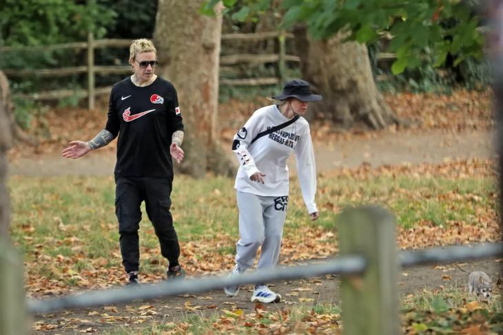 Лидер The Prodigy Лиам Хоулетт с женой Натали Эпплтон попали в объективы папарацци на редком семейном выходе
Лидер The Prodigy Лиам Хоулетт с женой Натали Эпплтон попали в объективы папарацци на редком семейном выходе