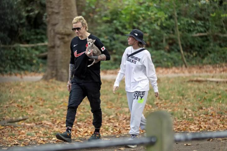Лидер The Prodigy Лиам Хоулетт с женой Натали Эпплтон попали в объективы папарацци на редком семейном выходе
Лидер The Prodigy Лиам Хоулетт с женой Натали Эпплтон попали в объективы папарацци на редком семейном выходе