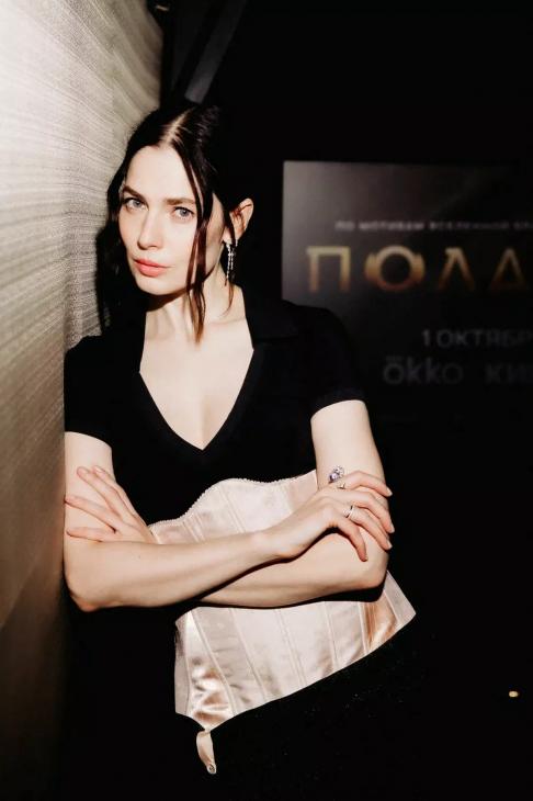 Юрий Колокольников, Юлия Снигирь, Максим Матвеев на светской премьере сериала «Полдень»
Юрий Колокольников, Юлия Снигирь, Максим Матвеев на светской премьере сериала «Полдень»