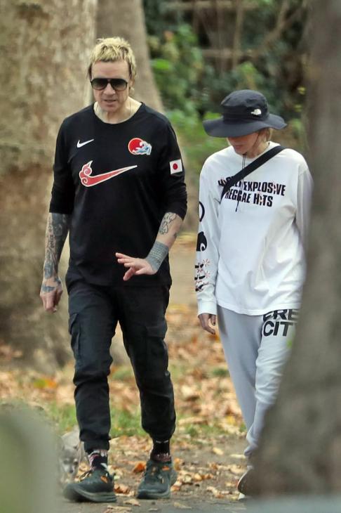 Лидер The Prodigy Лиам Хоулетт с женой Натали Эпплтон попали в объективы папарацци на редком семейном выходе
Лидер The Prodigy Лиам Хоулетт с женой Натали Эпплтон попали в объективы папарацци на редком семейном выходе
