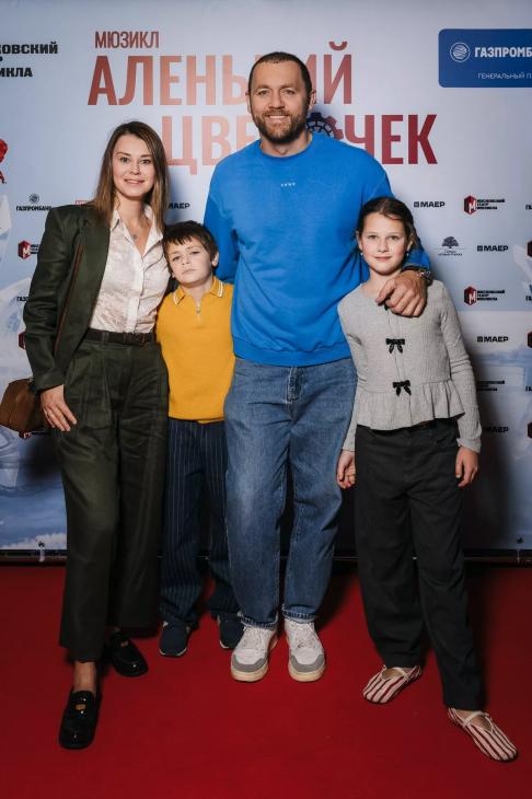 Сергей Безруков с детьми, Денис Шведов, Ева Смирнова и другие знаменитости на премьере мюзикла «Аленький цветочек» в Москве
Сергей Безруков с детьми, Денис Шведов, Ева Смирнова и другие знаменитости на премьере мюзикла «Аленький цветочек» в Москве