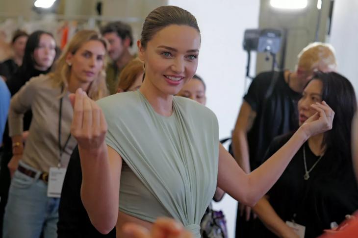 Триумфальное возвращение: Миранда Керр впервые за 10 лет вышла на подиум шоу Stella McCartney в Париже
Триумфальное возвращение: Миранда Керр впервые за 10 лет вышла на подиум шоу Stella McCartney в Париже