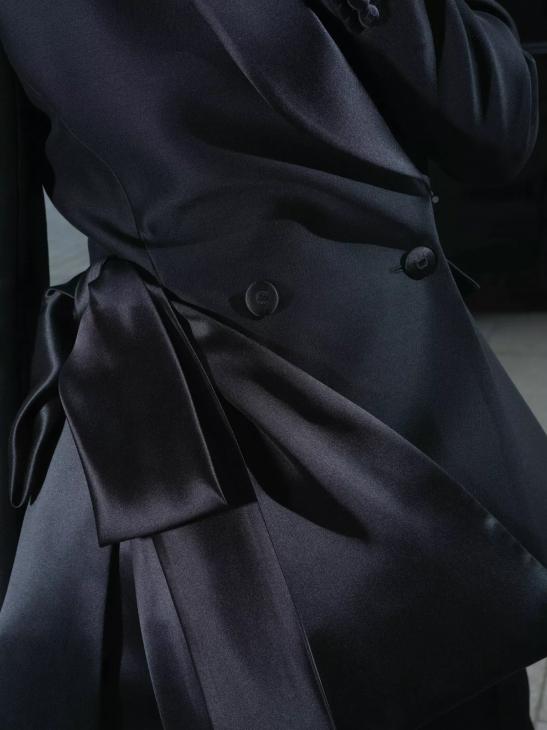«Простой, да не простой»: Ксения Собчак в total-black на ужине Dior в Париже
«Простой, да не простой»: Ксения Собчак в total-black на ужине Dior в Париже