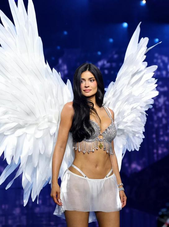 
                Кайли Дженнер на шоу Victoria&rsquo;s Secret примерила легендарный Fantasy Bra стоимостью 50 миллионов долларов            